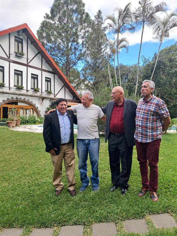 Cuatro integrantes de la AGK frente a la casa donde se entregaron las escrituras