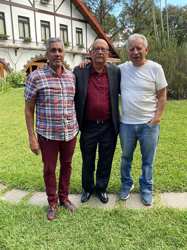 Tres integrantes de la AGK sonríen tras la entrega