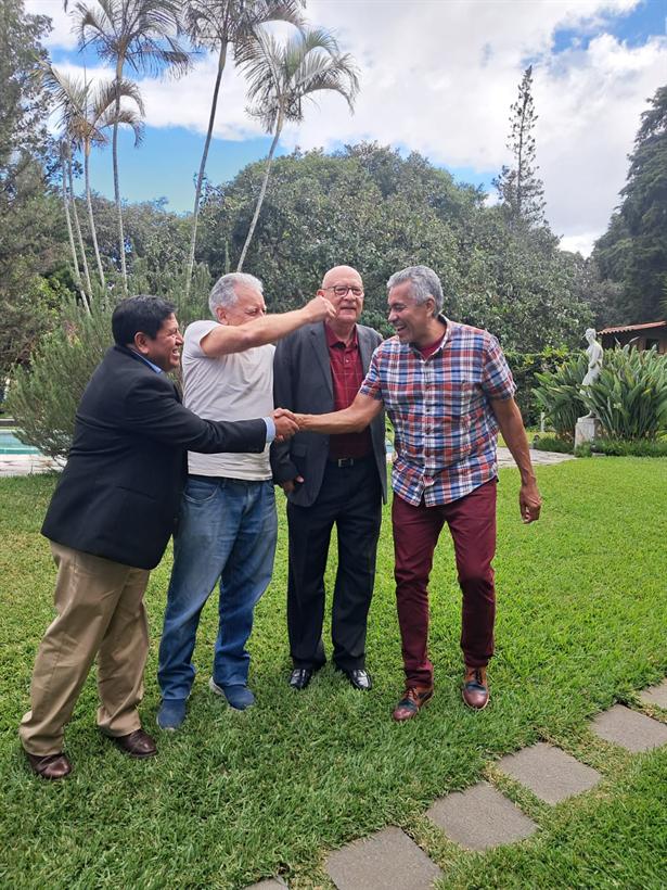 Saludo entre los asistentes a la entrega de las escrituras