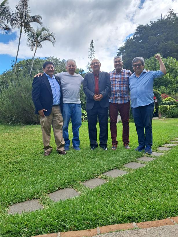 De izquierda a derecha: Saúl Santos, Carlos Castellanos, José Olmedo Barberena, Carlos Samayoa y Vicente Carrera, tras la entrega de las escrituras