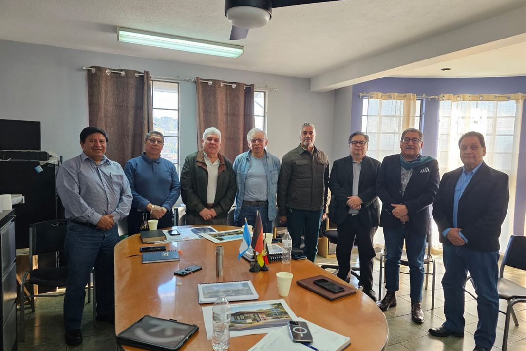 Integrantes de la AGK y de FEPYME de pie junto a la mesa de reuniones, tras su primera reunión