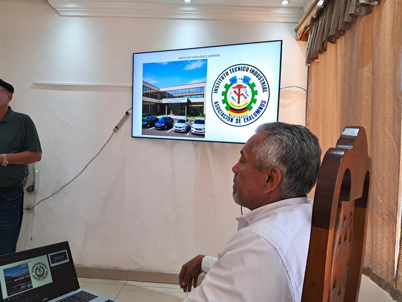 Presentación del proyecto en pantalla durante la reunión