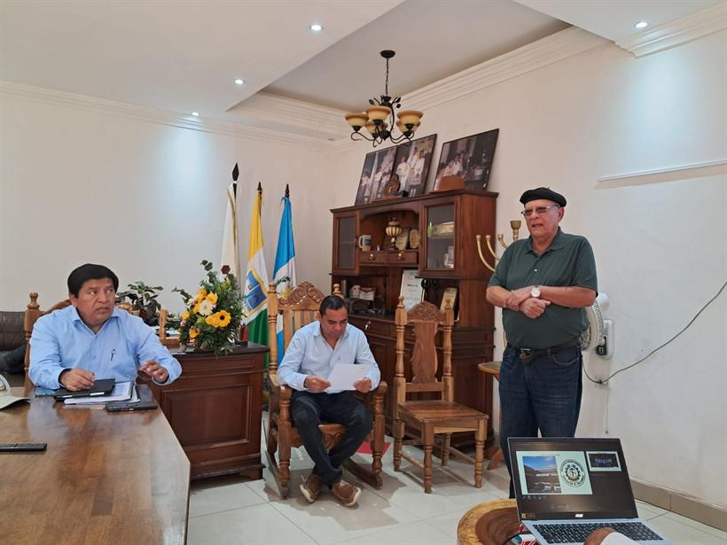 Mesa principal con las banderas durante la reunión de trabajo